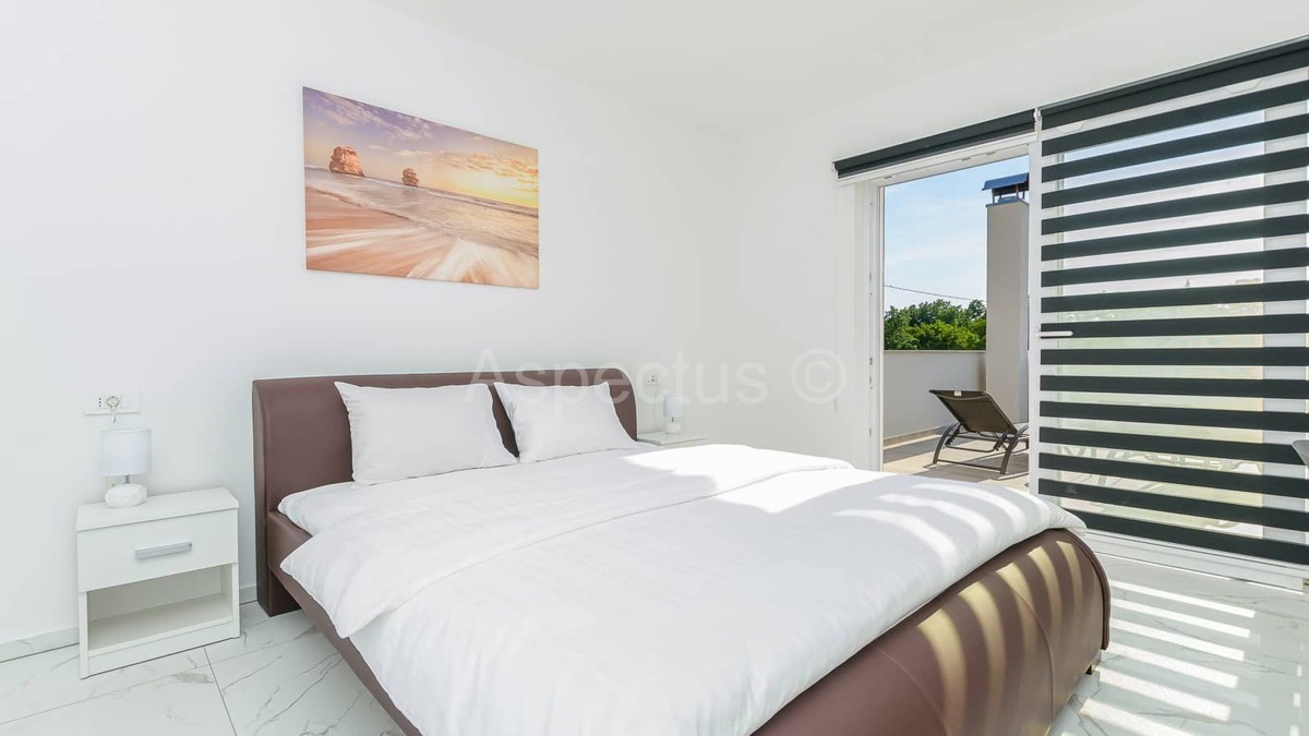 Moderna vila s bazenom i uređenom okućnicom, blizina Vodnjana, 14km od Fažane