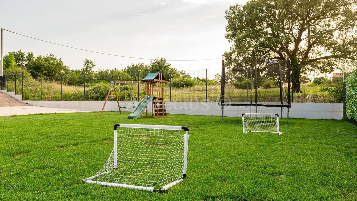 Moderna vila s bazenom i uređenom okućnicom, blizina Vodnjana, 14km od Fažane