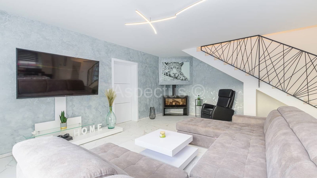 Moderna vila s bazenom i uređenom okućnicom, blizina Vodnjana, 14km od Fažane