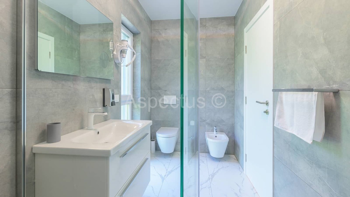 Moderna vila s bazenom i uređenom okućnicom, blizina Vodnjana, 14km od Fažane