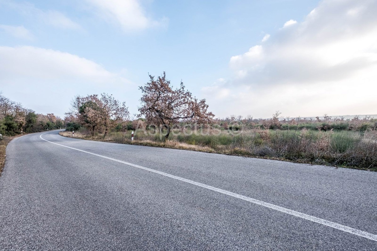 Poljoprivredno zemljište, pogled na more, blizina Vodnjana