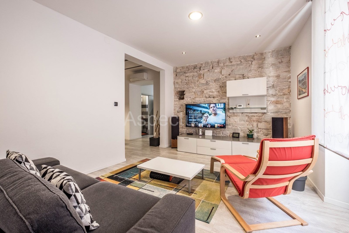 Komforan dvosoban stan + konoba, visoko prizemlje, Pula, Centar