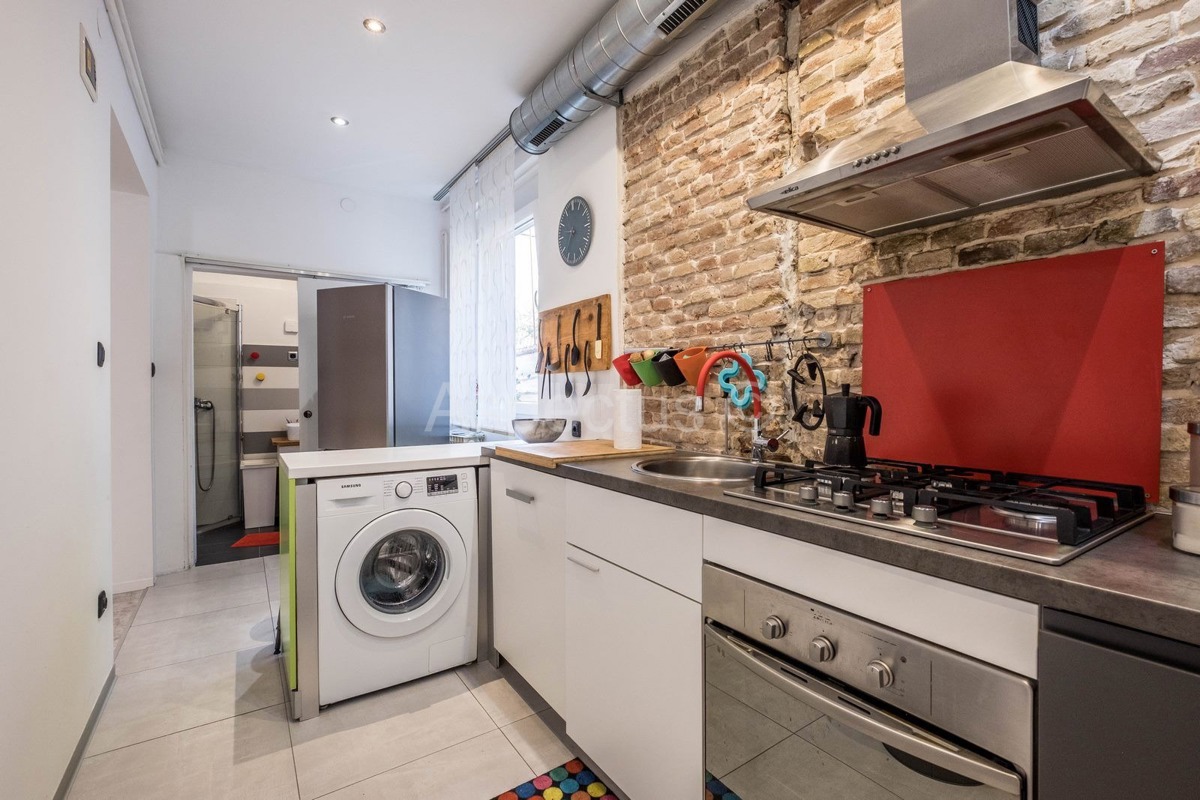 Komforan dvosoban stan + konoba, visoko prizemlje, Pula, Centar