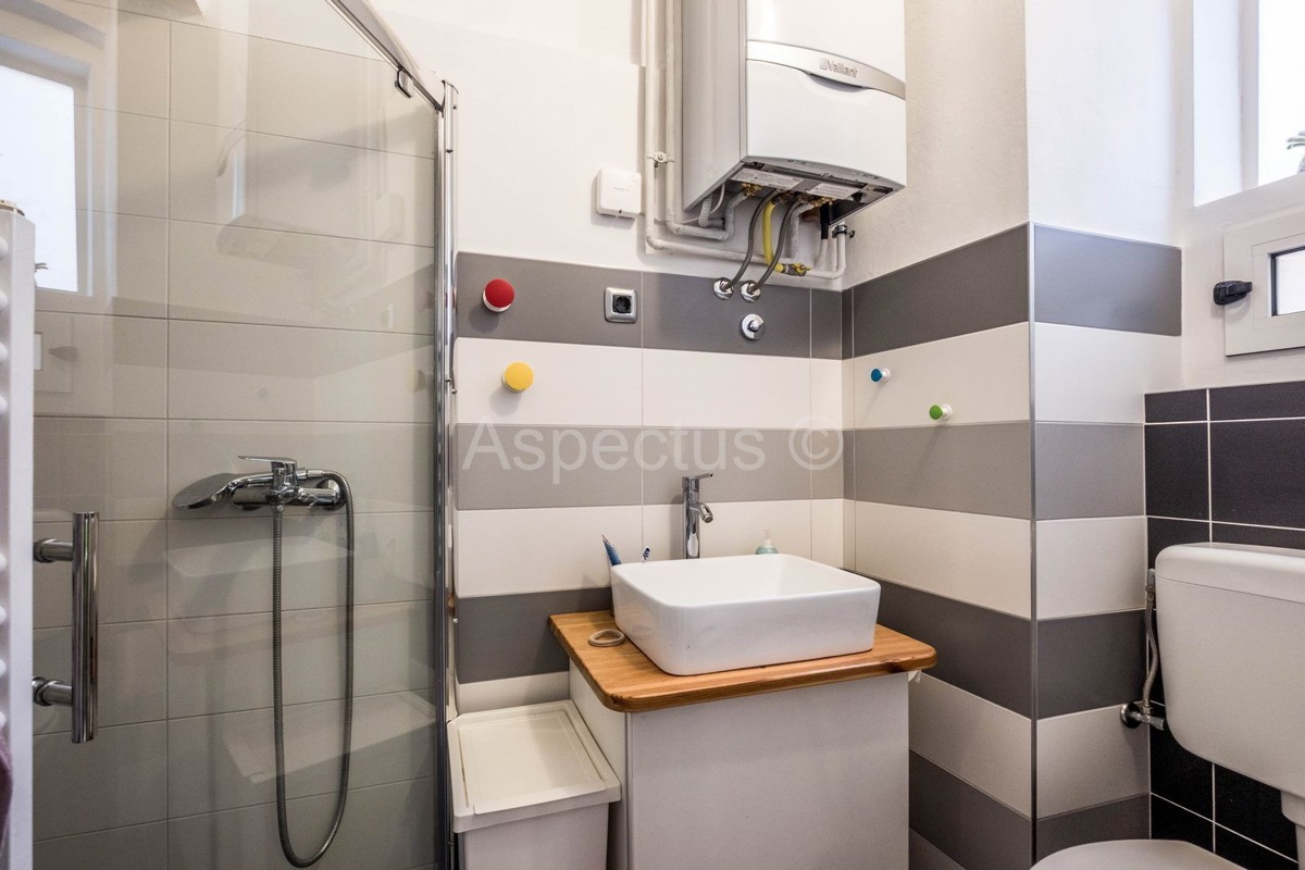 Komforan dvosoban stan + konoba, visoko prizemlje, Pula, Centar