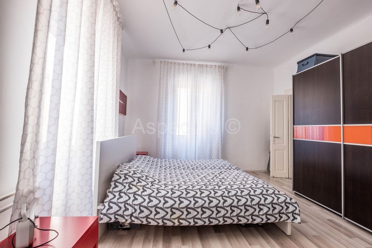 Komforan dvosoban stan + konoba, visoko prizemlje, Pula, Centar