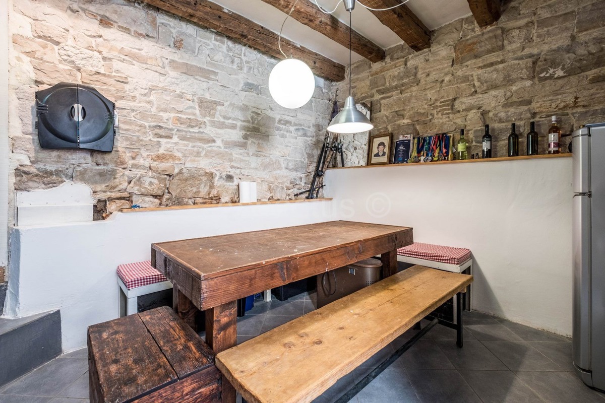 Komforan dvosoban stan + konoba, visoko prizemlje, Pula, Centar