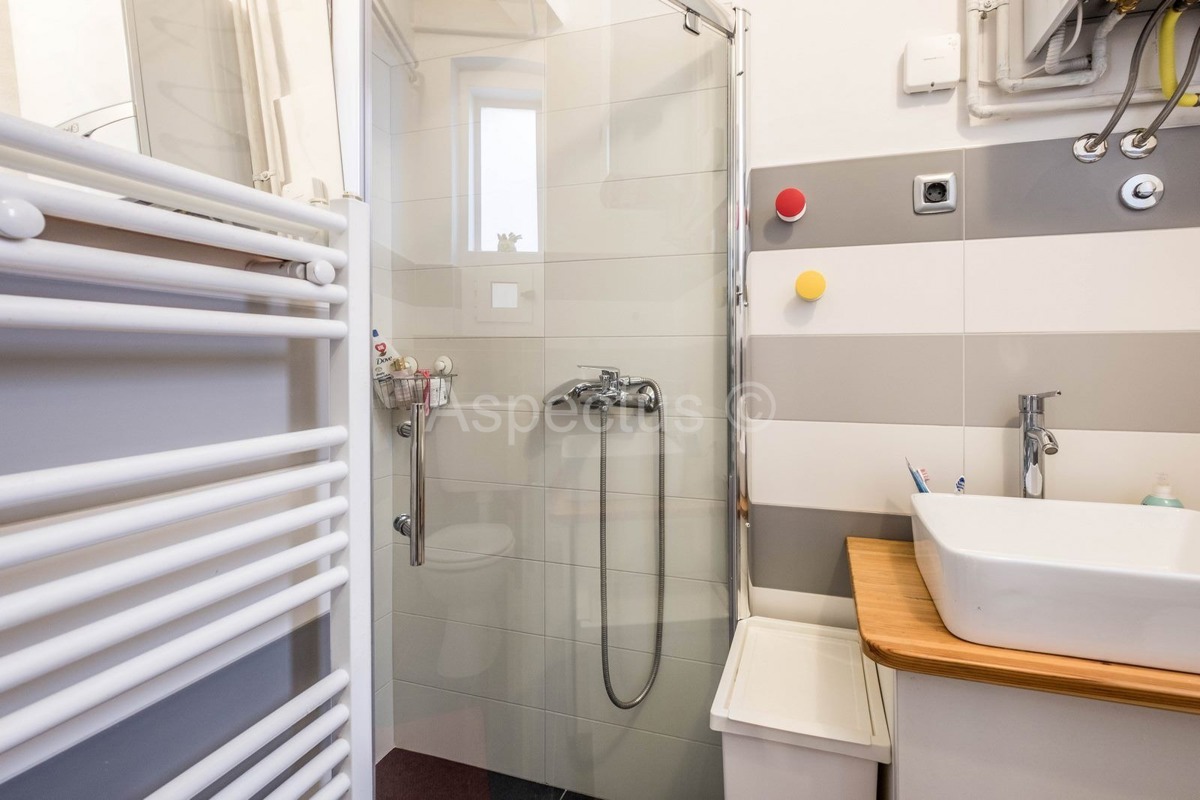 Komforan dvosoban stan + konoba, visoko prizemlje, Pula, Centar