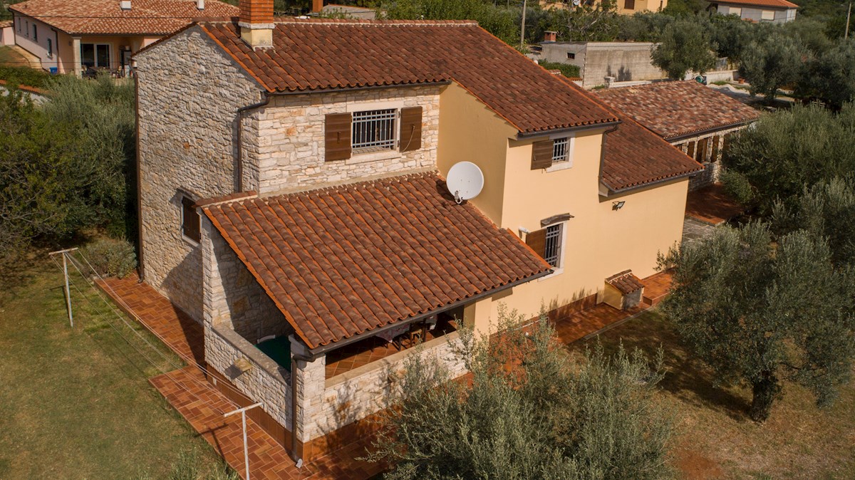 Complesso di case in pietra a Galižana