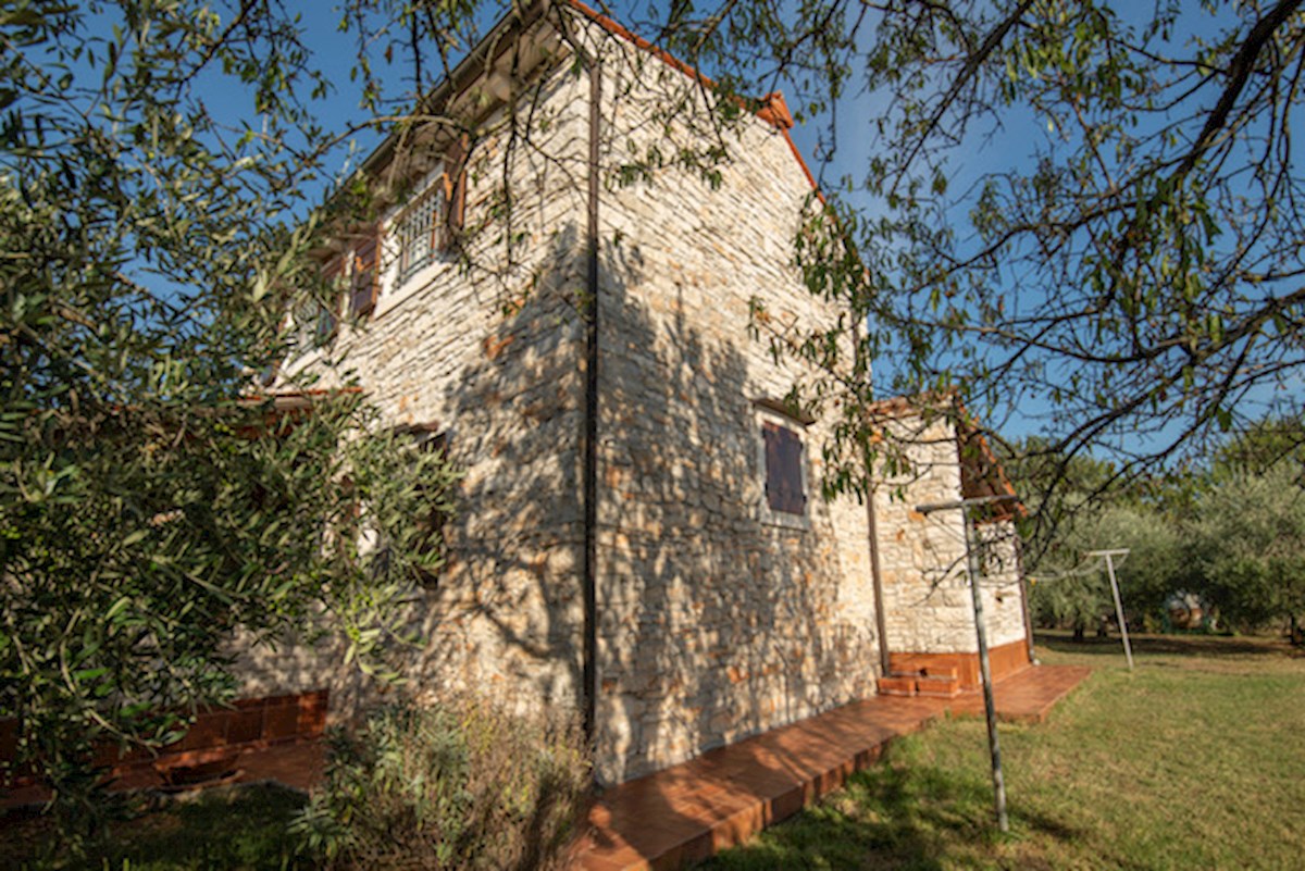 Complesso di case in pietra a Galižana
