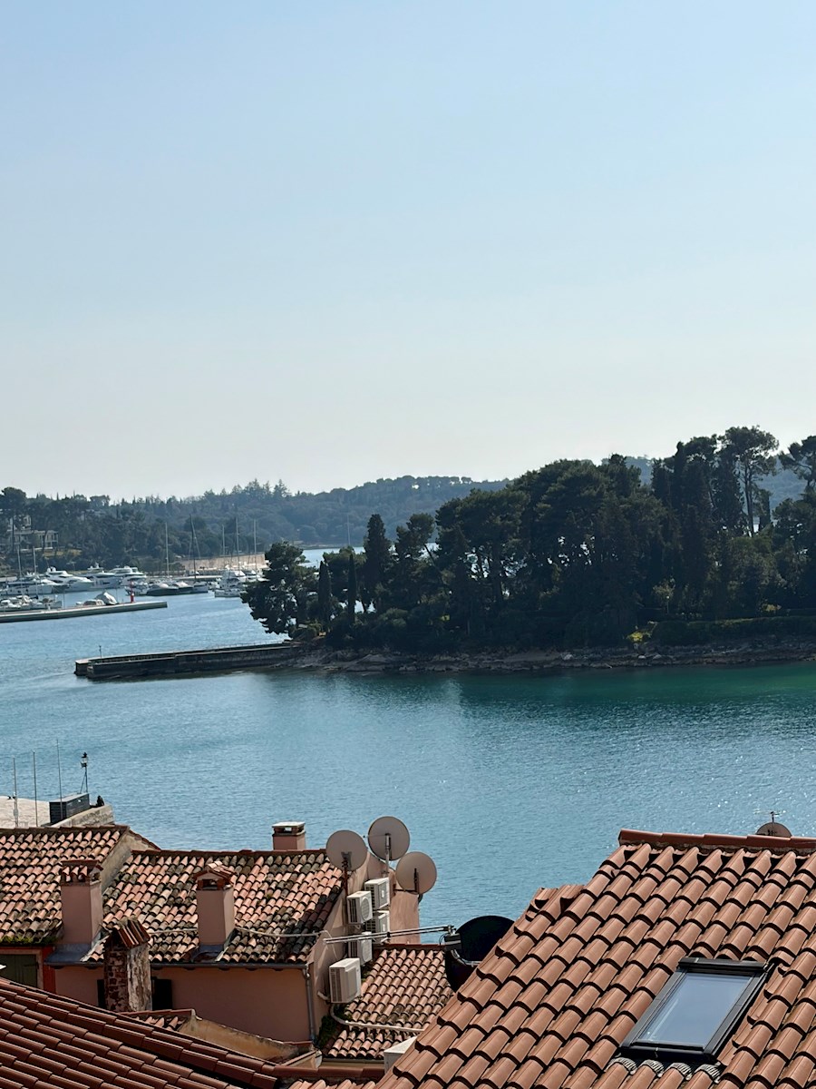 Appartamento splendidamente arredato con vista sul mare a Rovigno