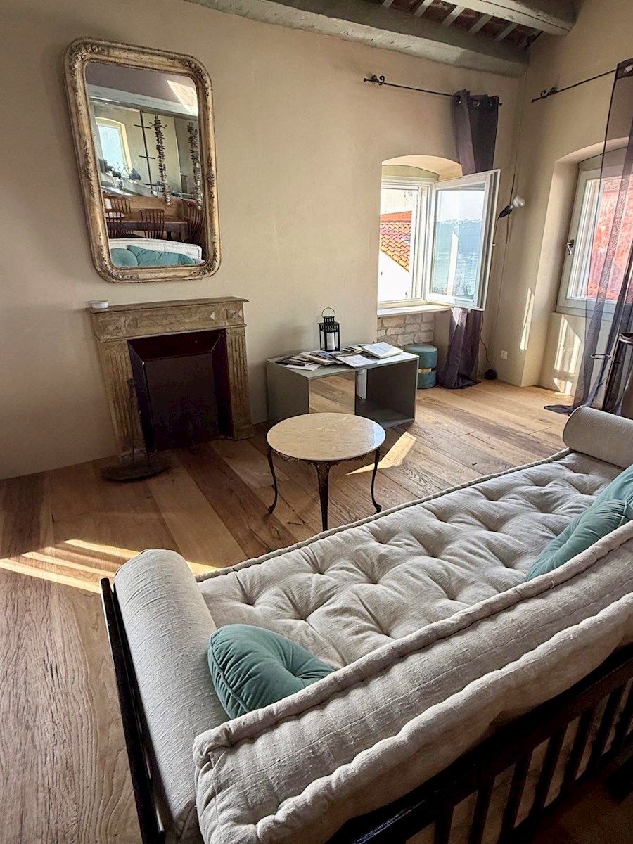 Appartamento splendidamente arredato con vista sul mare a Rovigno