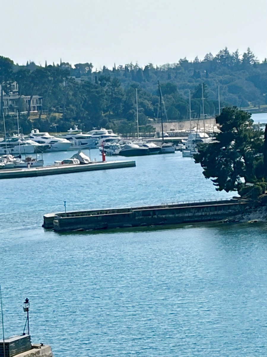 Appartamento splendidamente arredato con vista sul mare a Rovigno