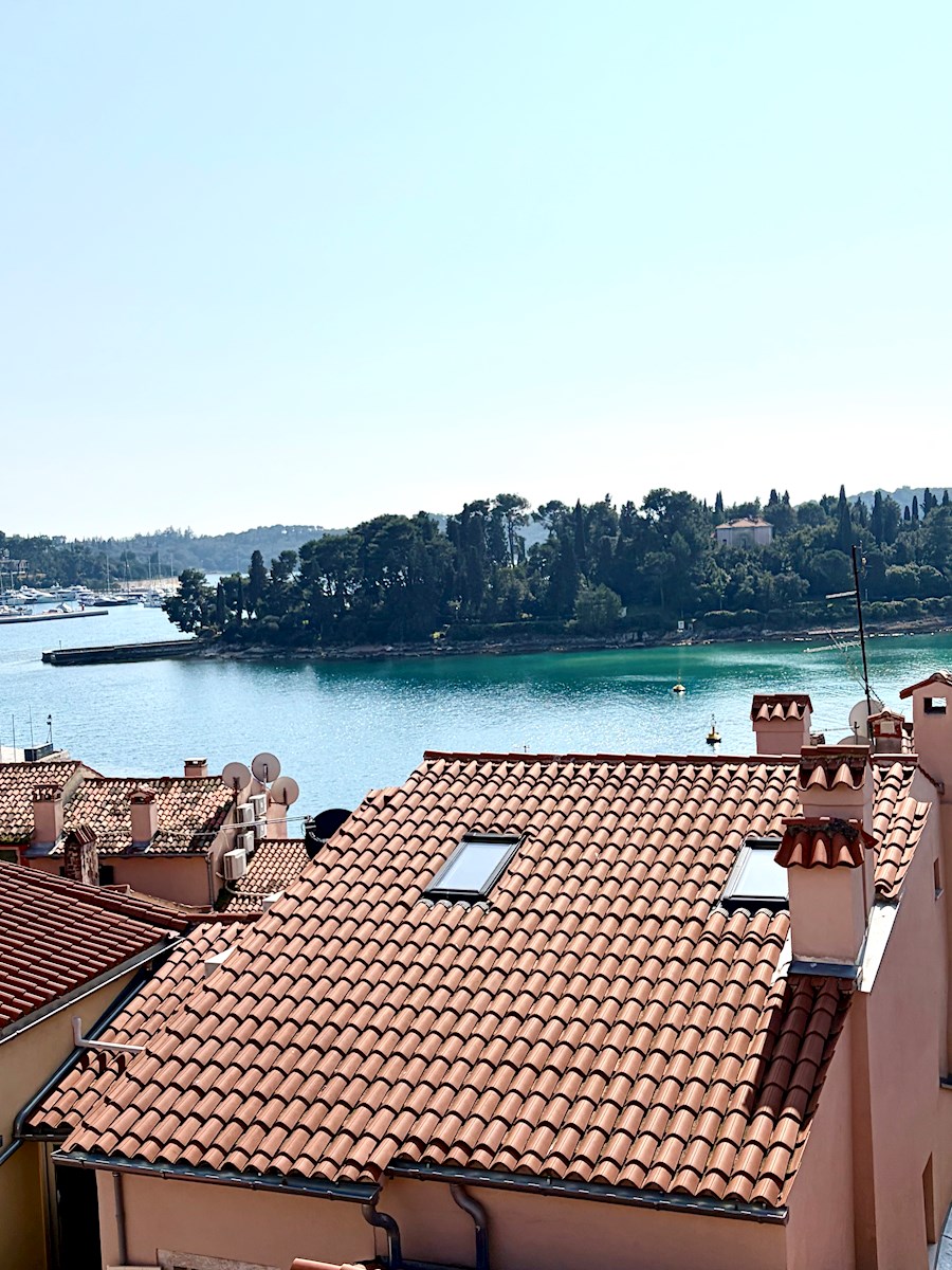Appartamento splendidamente arredato con vista sul mare a Rovigno