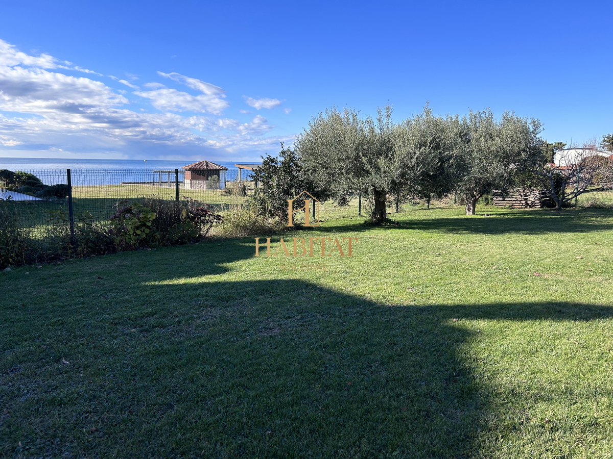 Istria, Umago, Lovrecica, terreno edificabile 745m2 vicino al mare, progetto duplex, vista sul mare aperto
