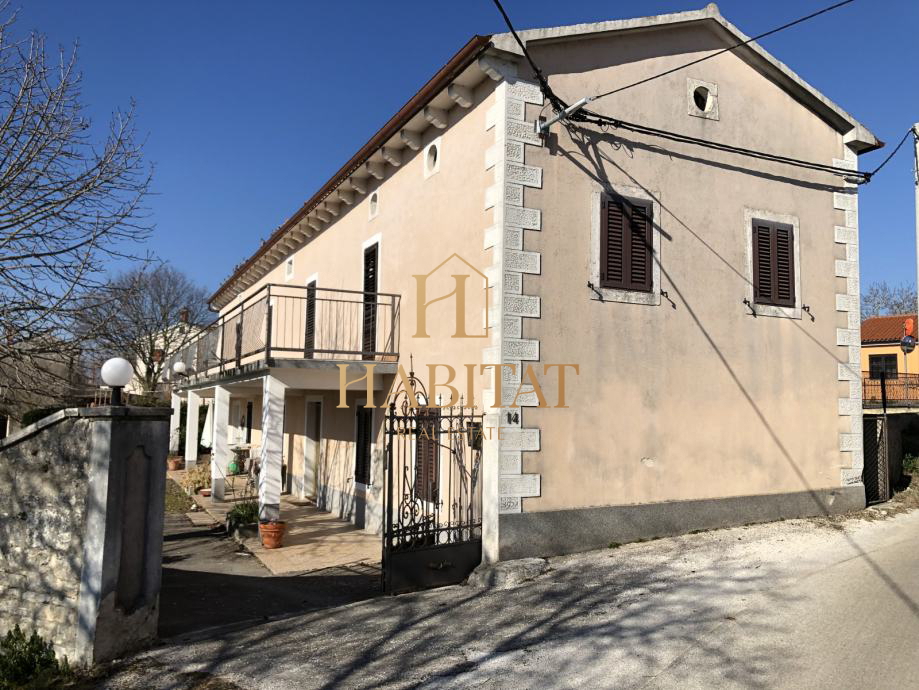 OCCASIONE-IMMOBILE con FABBRICATI su 3.000 m2 di terreno edificabile