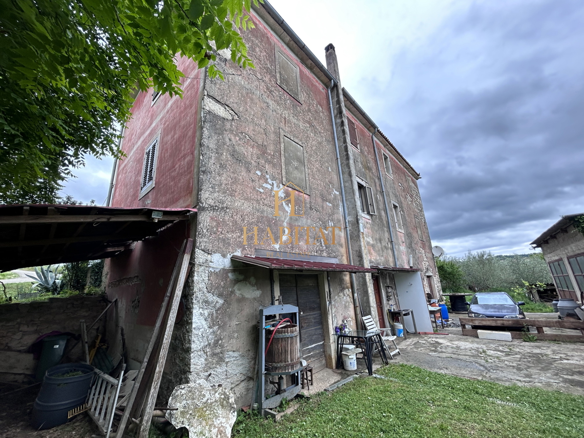 Istria, Plovania, casa doppia su un terreno edificabile di 721m2, 18857m2 di terreno agricolo, bosco