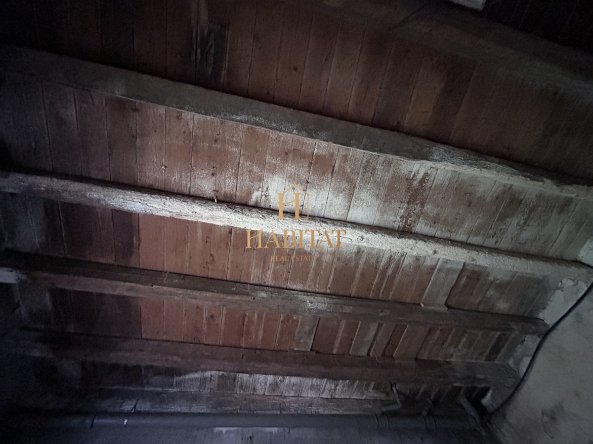 Istria, Plovania, casa doppia su un terreno edificabile di 721m2, 18857m2 di terreno agricolo, bosco