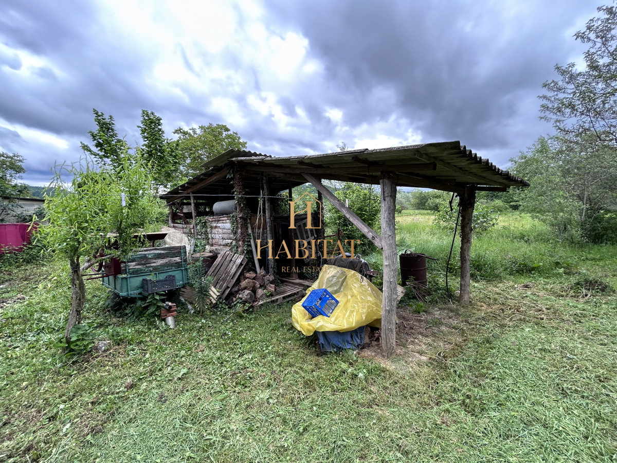 Istria, Plovania, casa doppia su un terreno edificabile di 721m2, 18857m2 di terreno agricolo, bosco