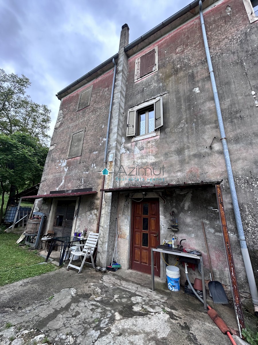 Istria, Plovania, casa doppia su un terreno edificabile di 721m2, 18857m2 di terreno agricolo, bosco