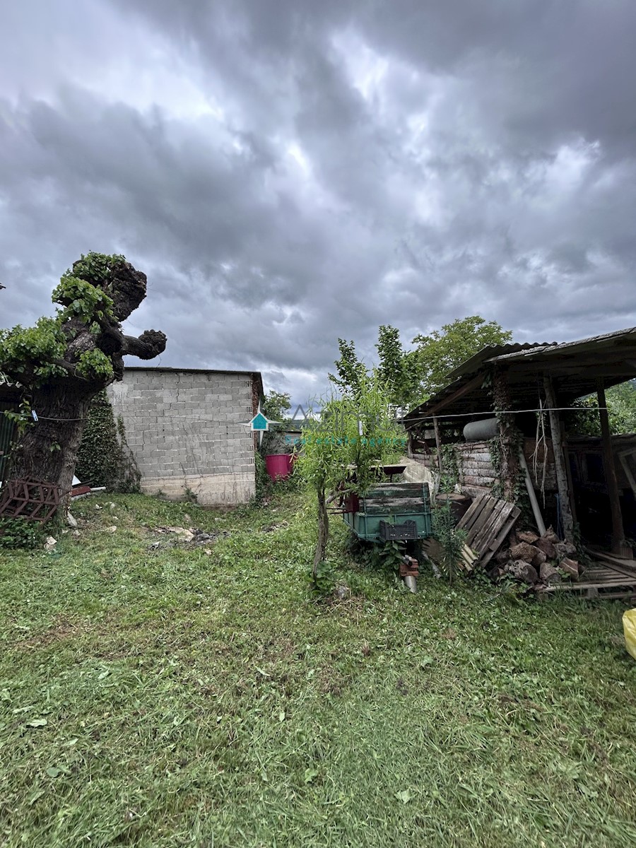 Istria, Plovania, casa doppia su un terreno edificabile di 721m2, 18857m2 di terreno agricolo, bosco