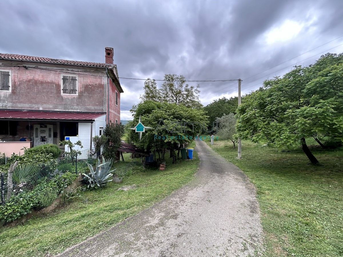 Istria, Plovania, casa doppia su un terreno edificabile di 721m2, 18857m2 di terreno agricolo, bosco