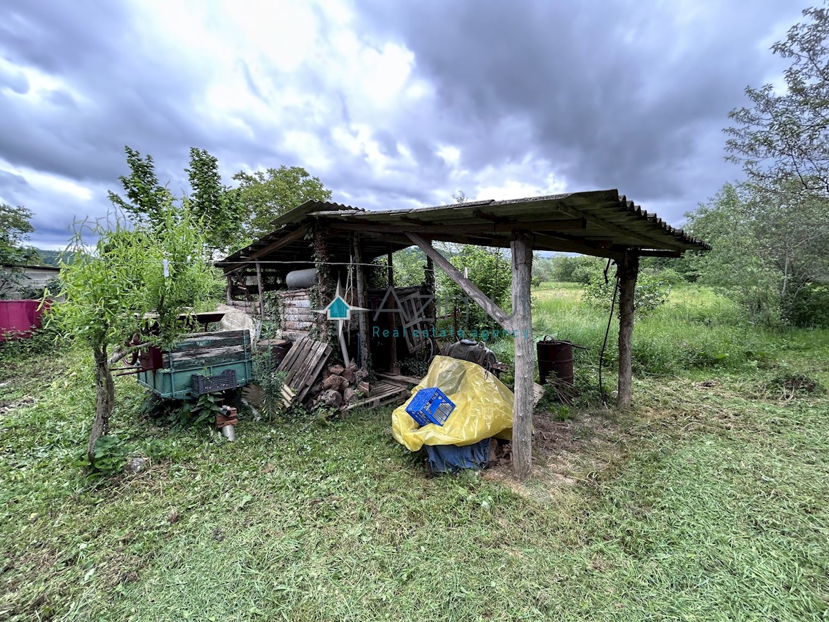 Istria, Plovania, casa doppia su un terreno edificabile di 721m2, 18857m2 di terreno agricolo, bosco