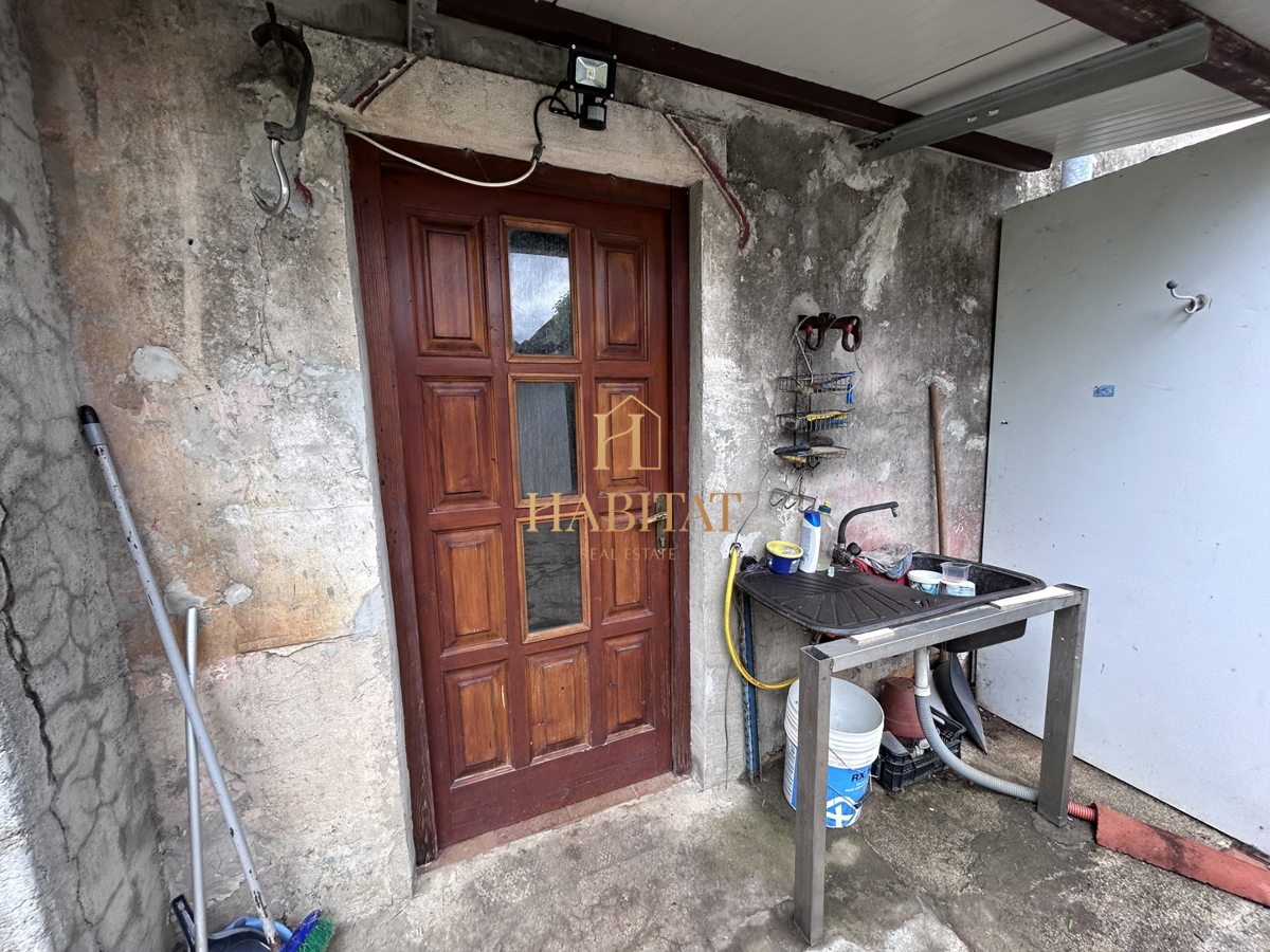Istria, Plovania, casa doppia su un terreno edificabile di 721m2, 18857m2 di terreno agricolo, bosco
