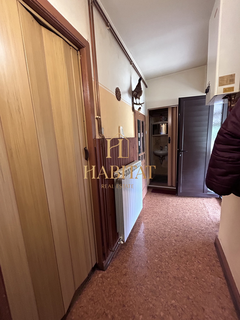 Istria, Plovania, casa doppia su un terreno edificabile di 721m2, 18857m2 di terreno agricolo, bosco