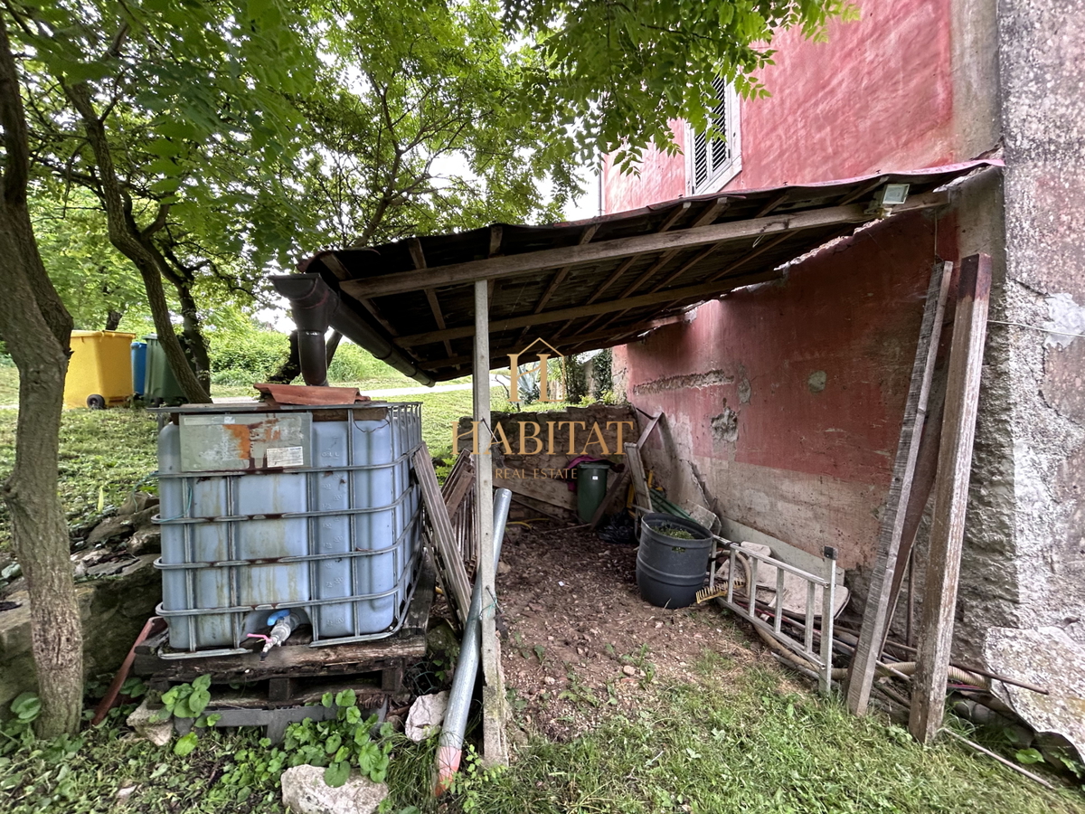 Istria, Plovania, casa doppia su un terreno edificabile di 721m2, 18857m2 di terreno agricolo, bosco