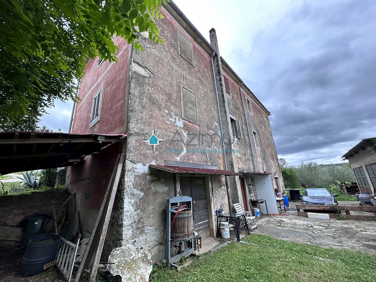 Istria, Plovania, casa doppia su un terreno edificabile di 721m2, 18857m2 di terreno agricolo, bosco