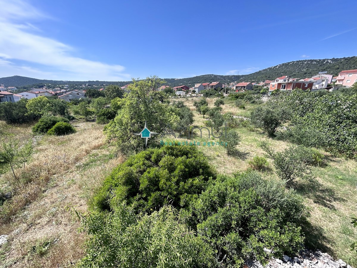 Dalmazia , Spalato , Vinišćce , terreno edificabile , sviluppo misto , zona giallo scuro , vista mare