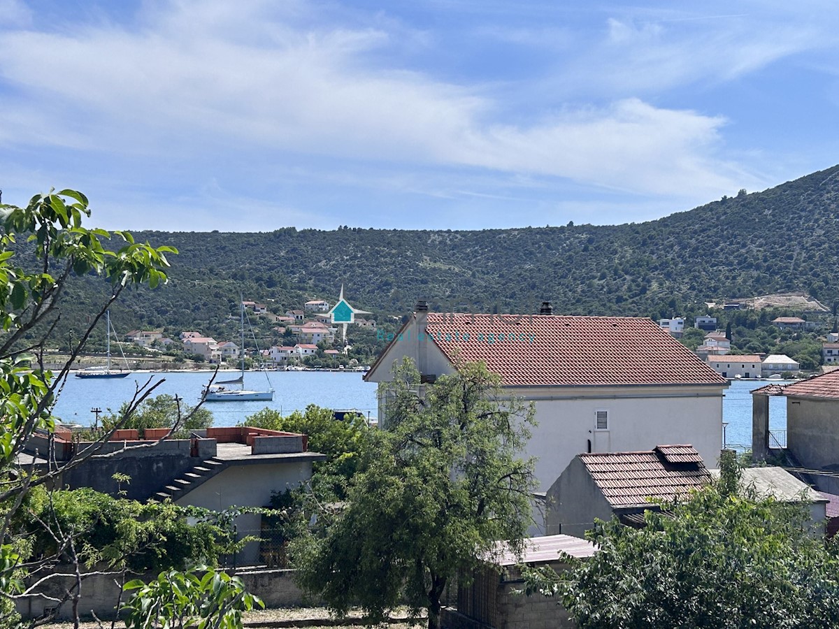 Dalmazia , Spalato , Vinišćce , terreno edificabile , sviluppo misto , zona giallo scuro , vista mare