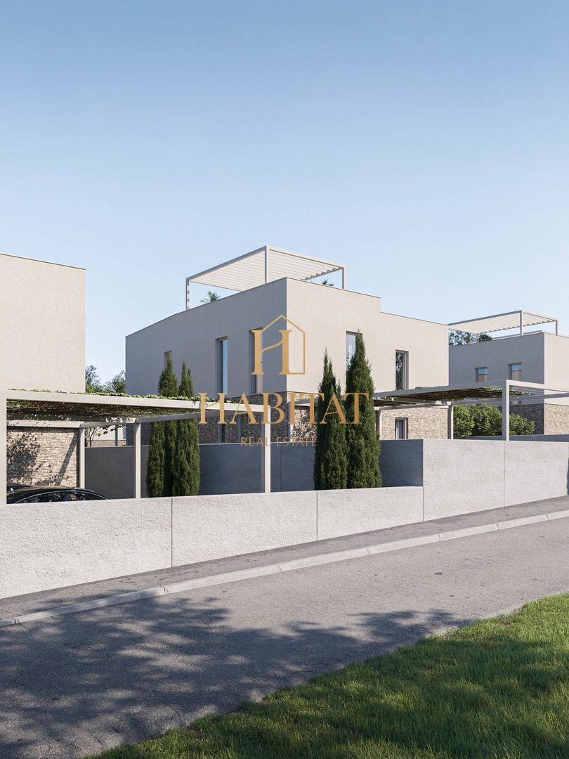 Istria, Karigador, moderno appartamento duplex, 3 camere da letto, 3 bagni, vista mare, cortile, due posti auto, terrazza sul tetto