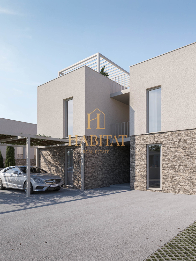 Istria, Karigador, moderno appartamento duplex, 3 camere da letto, 3 bagni, vista mare, cortile, due posti auto, terrazza sul tetto