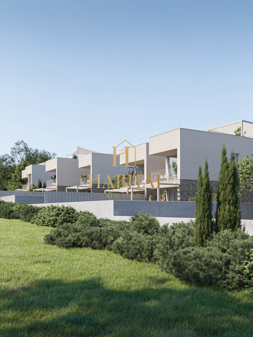 Istria, Karigador, moderno appartamento duplex, 3 camere da letto, 3 bagni, vista mare, cortile, due posti auto, terrazza sul tetto