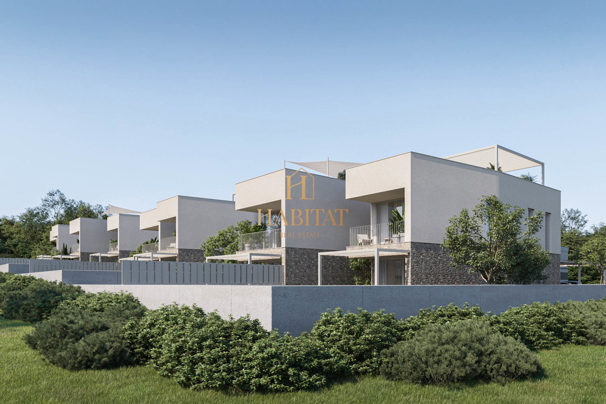 Istria, Karigador, moderno appartamento duplex, 3 camere da letto, 3 bagni, vista mare, cortile, due posti auto, terrazza sul tetto