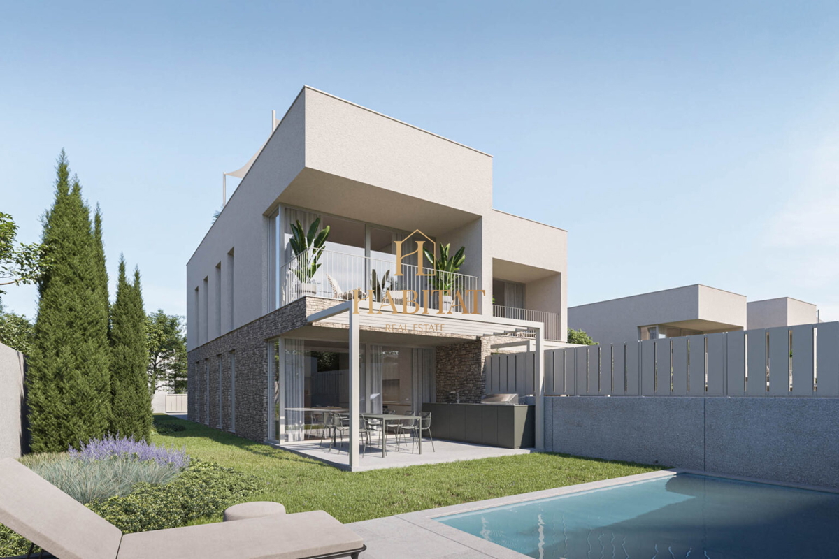 Istria, Karigador, moderno appartamento duplex, 3 camere da letto, 3 bagni, vista mare, cortile, due posti auto, terrazza sul tetto