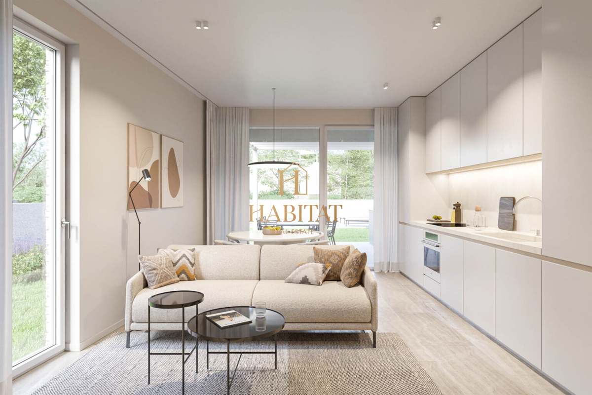 Istria, Karigador, moderno appartamento duplex, 3 camere da letto, 3 bagni, vista mare, cortile, due posti auto, terrazza sul tetto