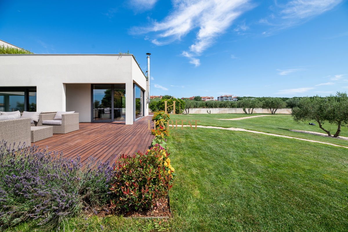 Istra, Zambratija, lussuosa villa di 420m2, 4 camere da letto, 4 bagni, garage.