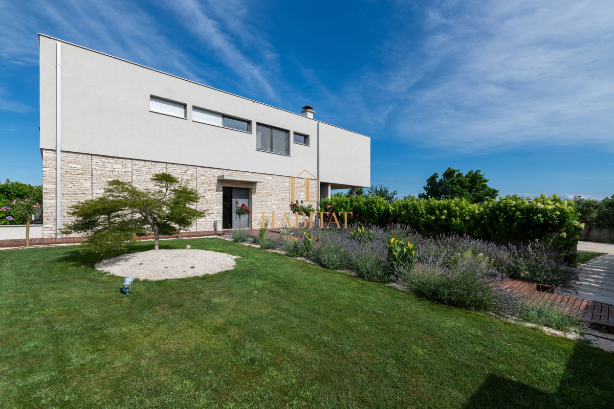 Istra, Zambratija, lussuosa villa di 420m2, 4 camere da letto, 4 bagni, garage.