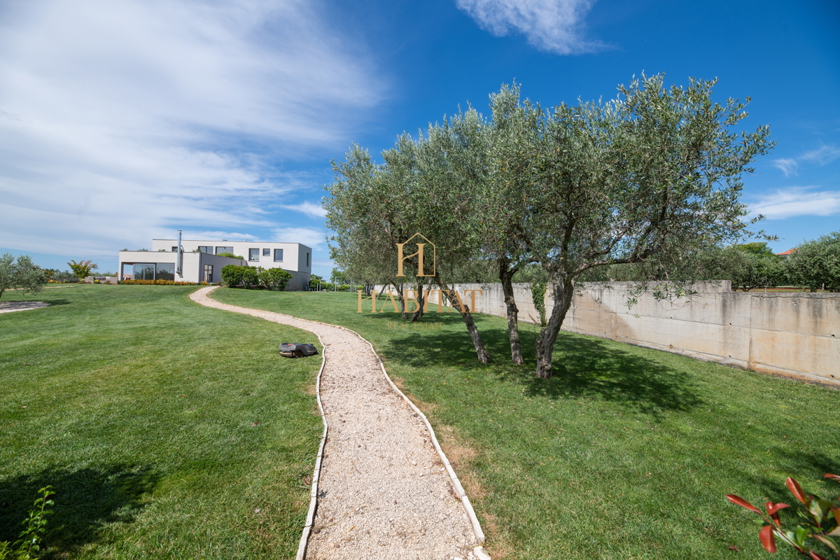 Istra, Zambratija, lussuosa villa di 420m2, 4 camere da letto, 4 bagni, garage.