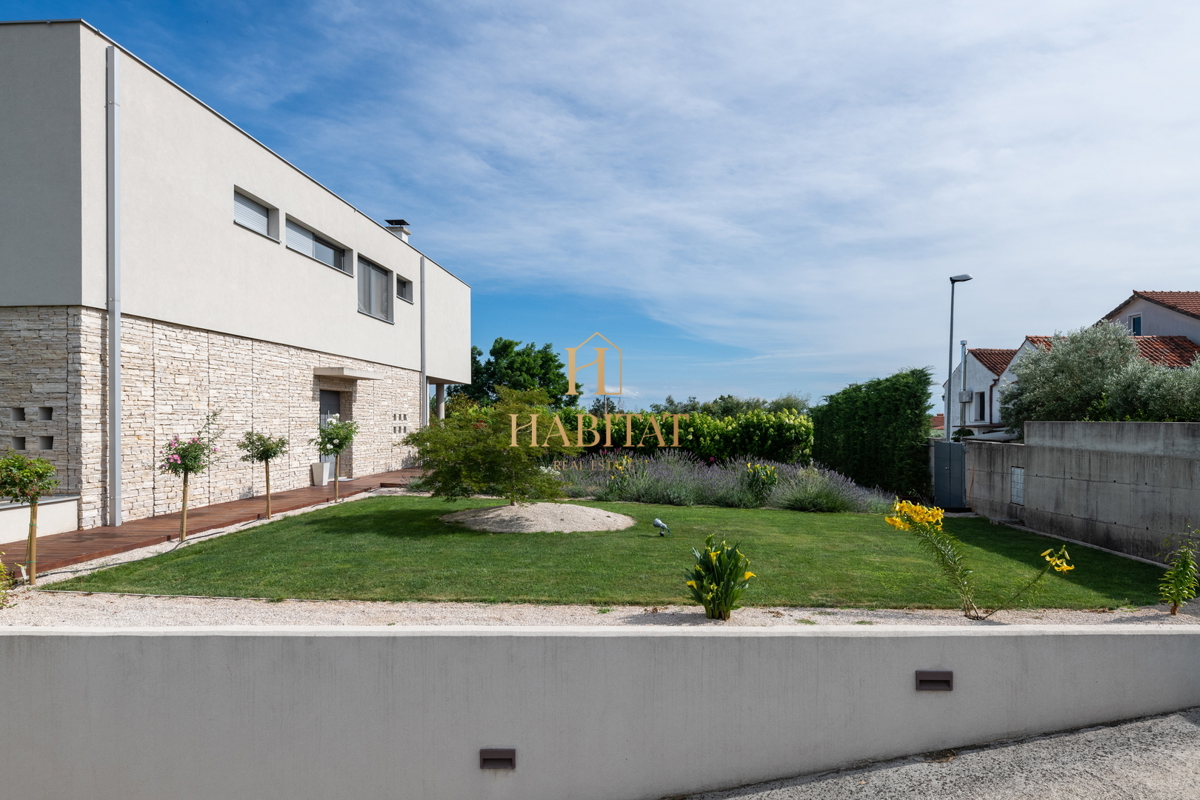 Istra, Zambratija, lussuosa villa di 420m2, 4 camere da letto, 4 bagni, garage.