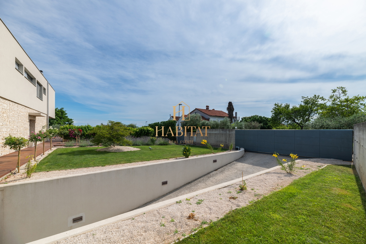 Istra, Zambratija, lussuosa villa di 420m2, 4 camere da letto, 4 bagni, garage.