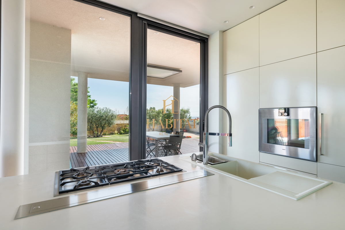 Istra, Zambratija, lussuosa villa di 420m2, 4 camere da letto, 4 bagni, garage.
