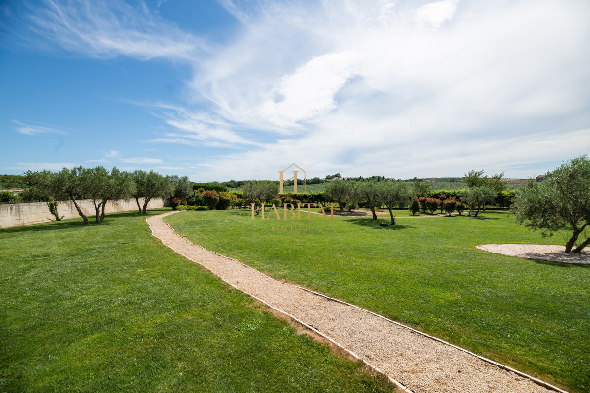 Istra, Zambratija, lussuosa villa di 420m2, 4 camere da letto, 4 bagni, garage.