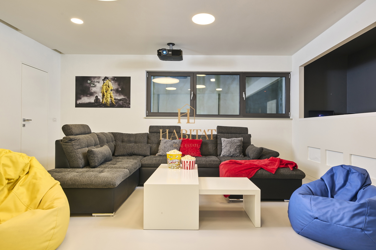 Istra, Zambratija, lussuosa villa di 420m2, 4 camere da letto, 4 bagni, garage.