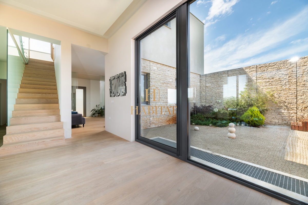 Istra, Zambratija, lussuosa villa di 420m2, 4 camere da letto, 4 bagni, garage.