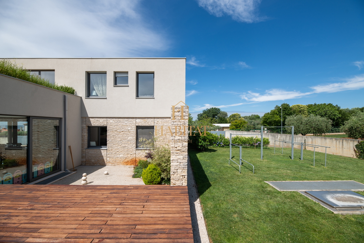Istra, Zambratija, lussuosa villa di 420m2, 4 camere da letto, 4 bagni, garage.