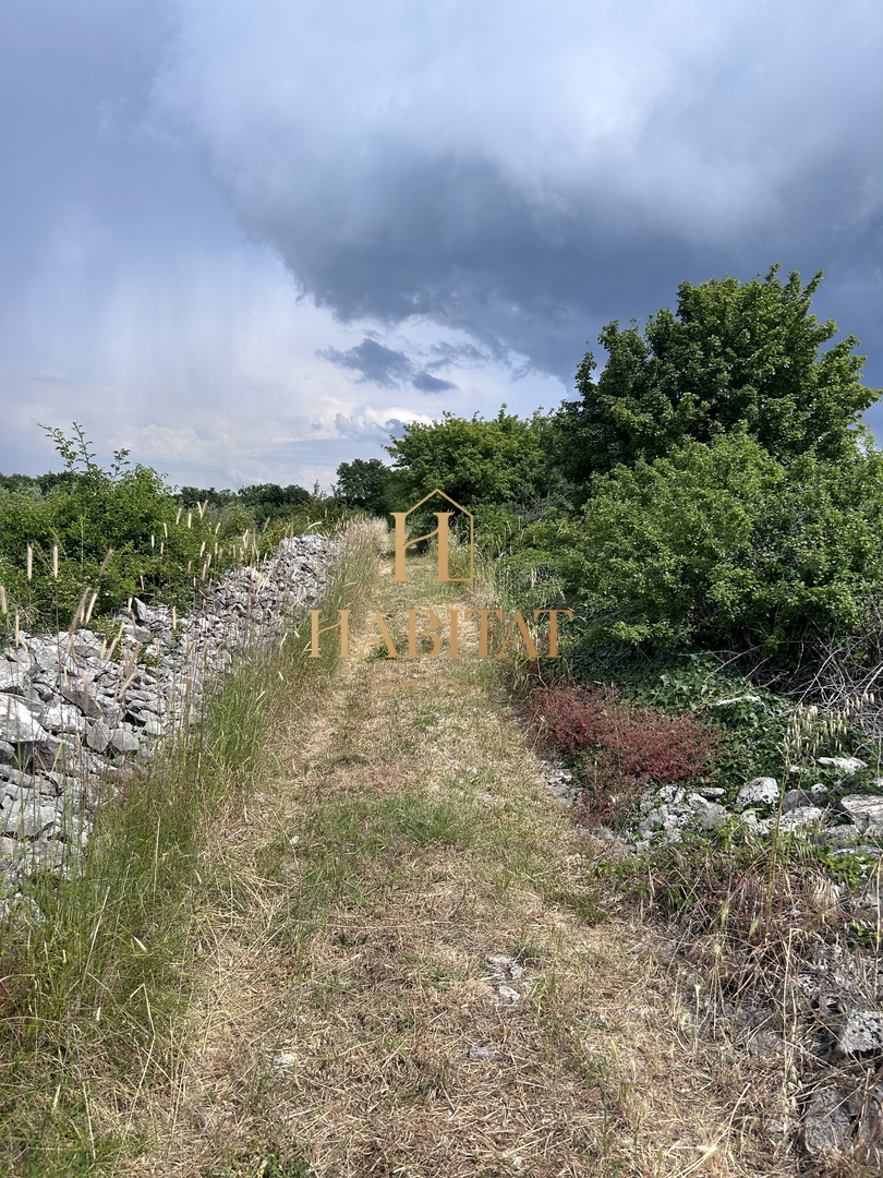 Istria, Dignano, terreno edificabile 12642m2, zona residenziale e commerciale, centro, vista