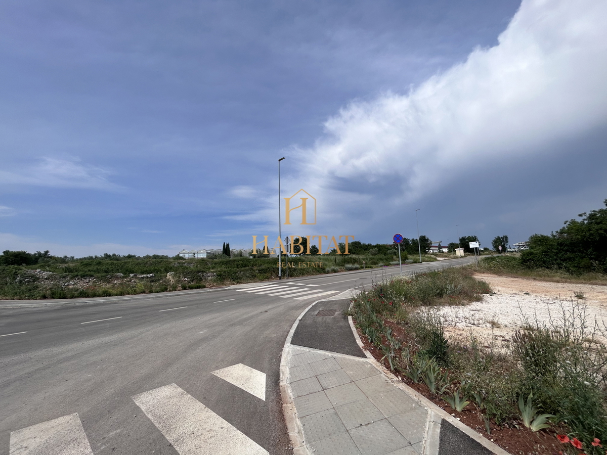 Istria, Dignano, terreno edificabile 12642m2, zona residenziale e commerciale, centro, vista